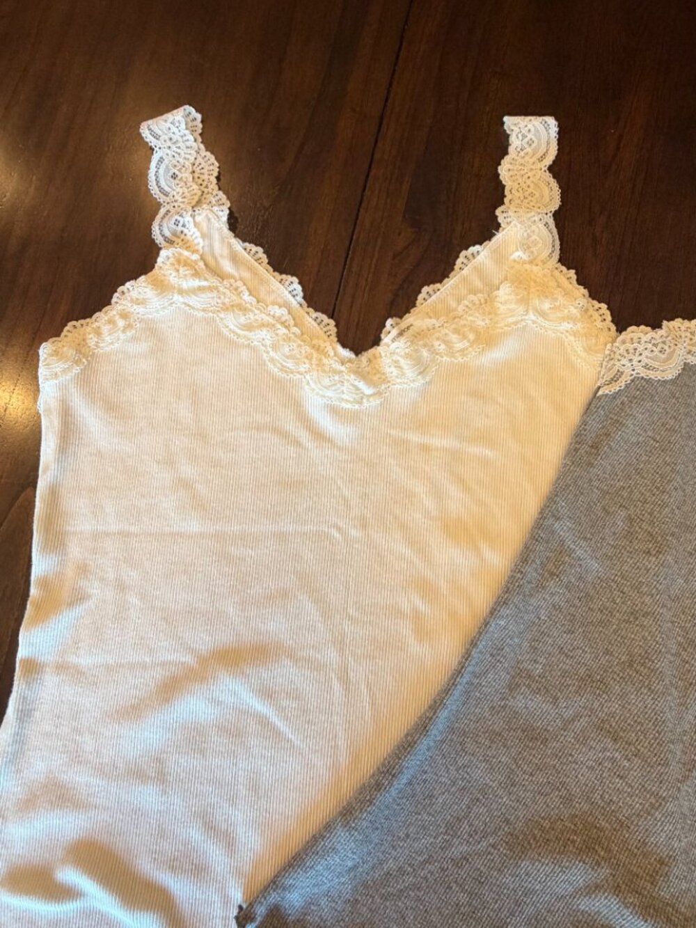 NWT Cream & Gray Scalloped Lace Trim Tank Top Stretch Comfy, Size Large - Picture 2 of 11
